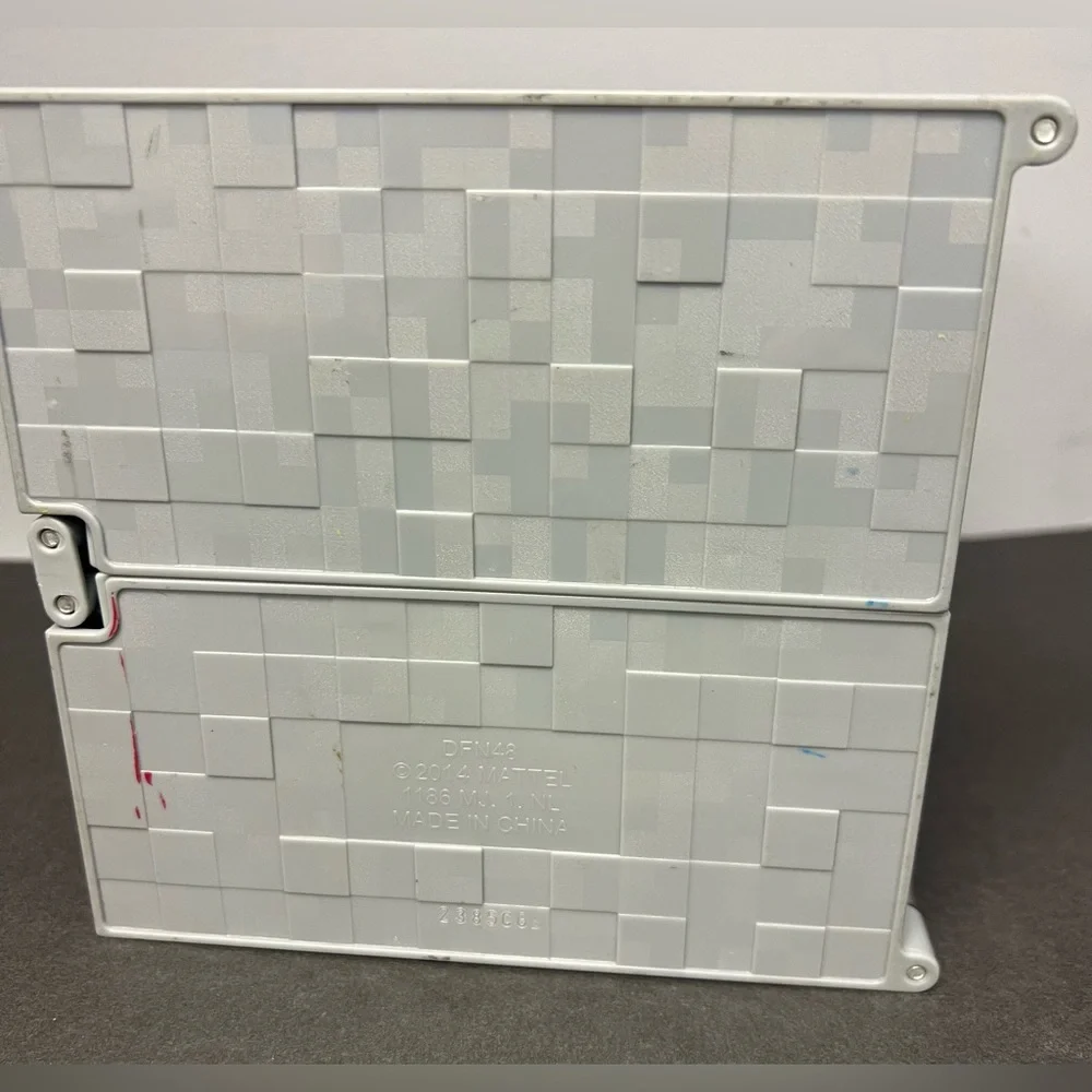 Mattel- Mineshaft Mini figure Storage, Two sided‎ w/middle opening. Pre-Owned